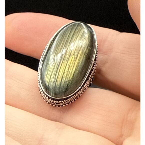 Handcrafted Labradorite Ring Size 7.5 Green Yellow Cabochon Silver Tone Band - Picture 2 of 10